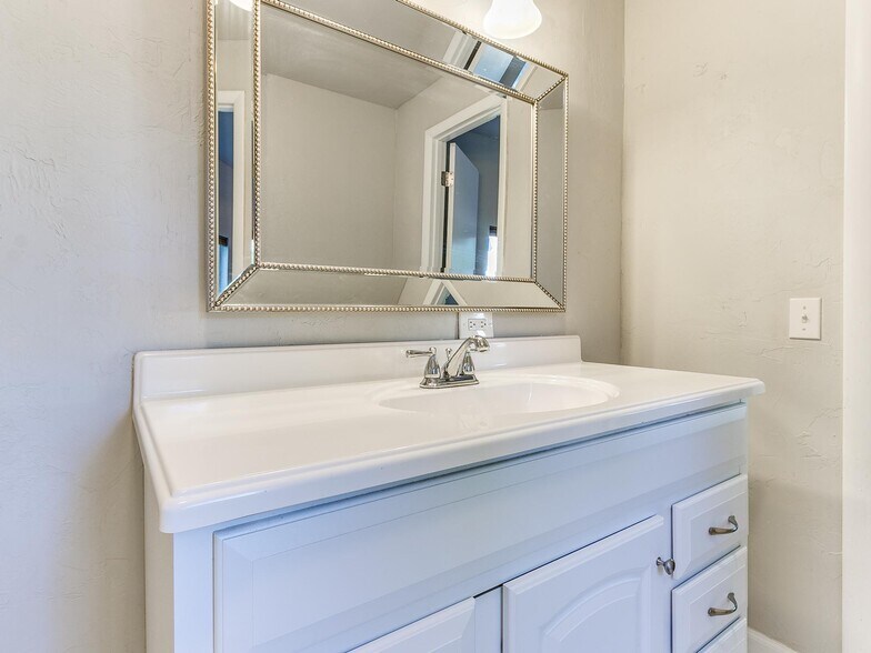 Building Photo - 703 Dakota St