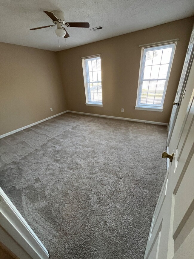 Building Photo - 917 Shelby Dr