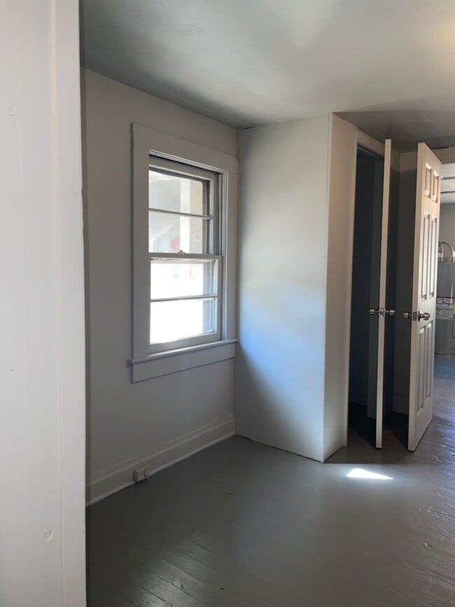 Building Photo - 2 Bedroom 1 Bathroom