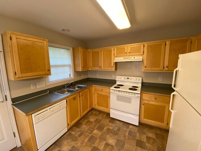 Building Photo - Beautiful three bedroom two bathroom house...