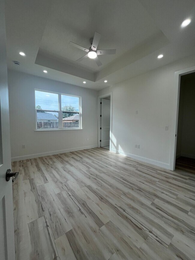 Building Photo - BEAUTIFUL BRAND NEW DUPLEX!!