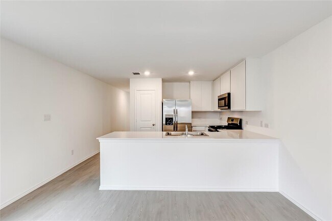 Building Photo - 611 Whoopers Lp