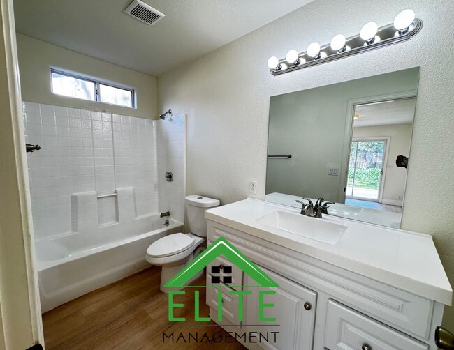 Building Photo - **For Rent: Beautifully Remodeled 3-Bedroo...