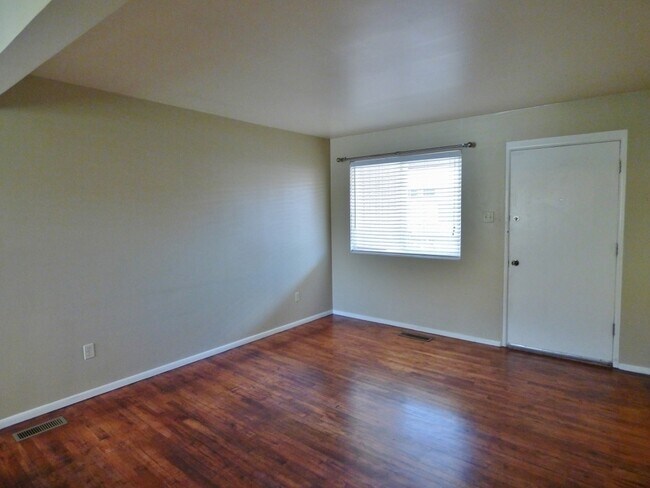 Building Photo - 2 Bd 1 Bath in Marmalade Square Condos