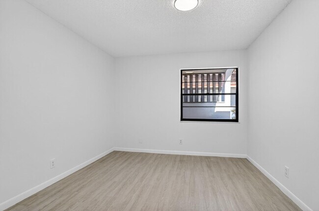 Building Photo - 661 Hollows Cir