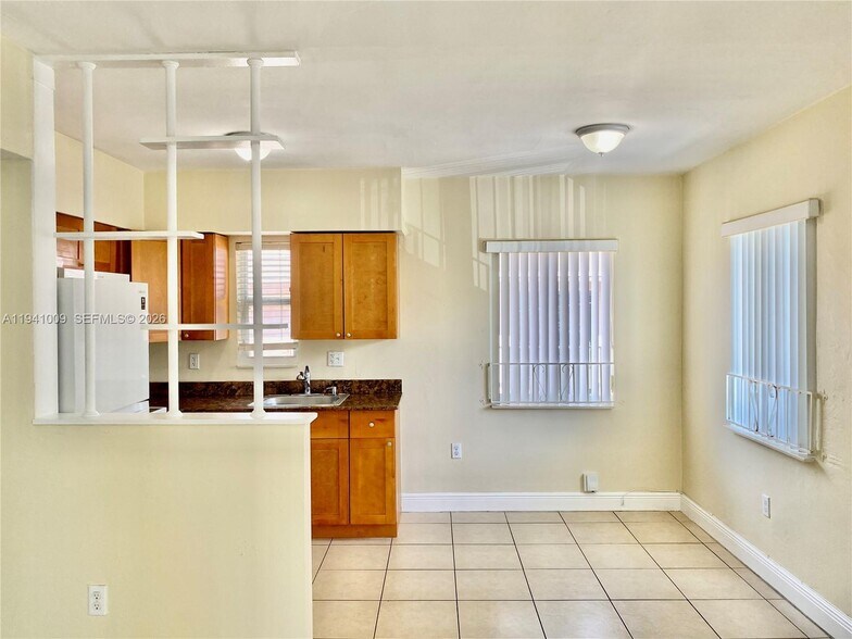 Building Photo - 930 SW 7th Ave