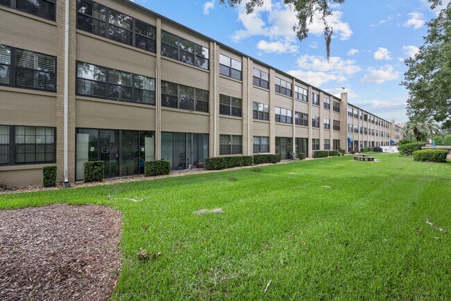 Building Photo - Newly Renovated 2BD/1.5 Bath Condo at Rege...