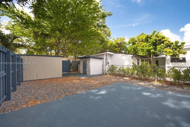 Building Photo - 2332 SW 26th Ln