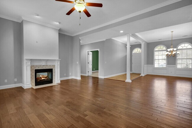 Building Photo - AVAILABLE NOW [PETS PERMITTED]