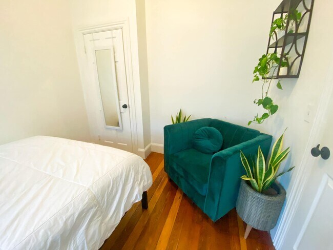 Building Photo - 356 Carpenter St