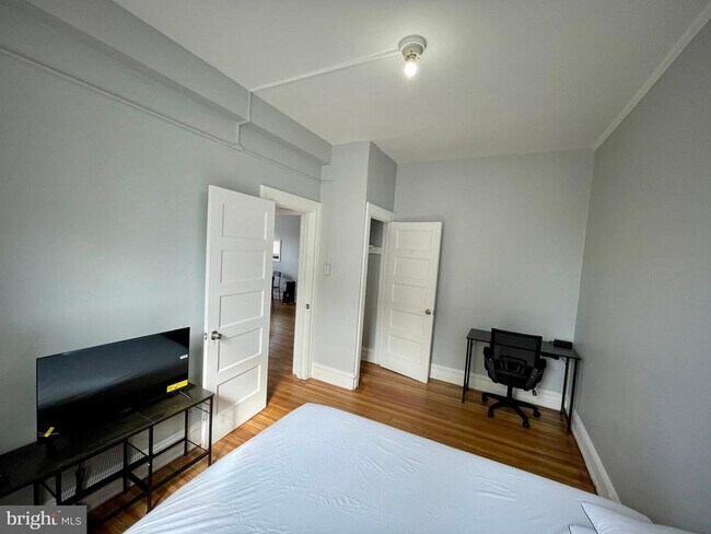 Building Photo - 307 Dolphin St