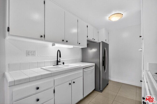 Building Photo - 5900 Canterbury Dr