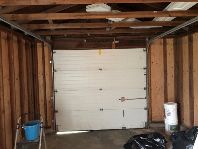 Building Photo - Updated 3 bedroom 1.5 bath duplex!