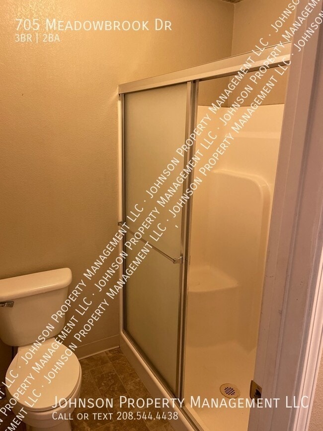 Building Photo - 705 Meadowbrook Dr