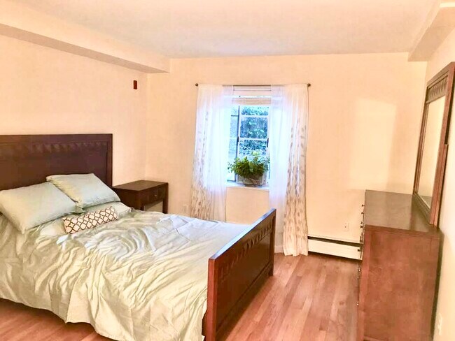 Building Photo - 160 Waterman St