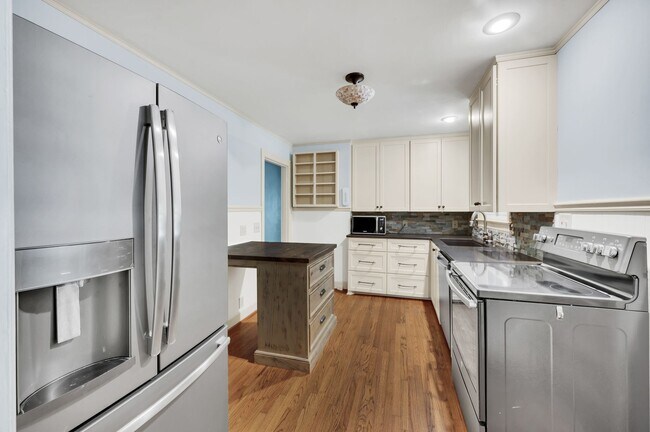 Building Photo - 5040 Stillwood Dr