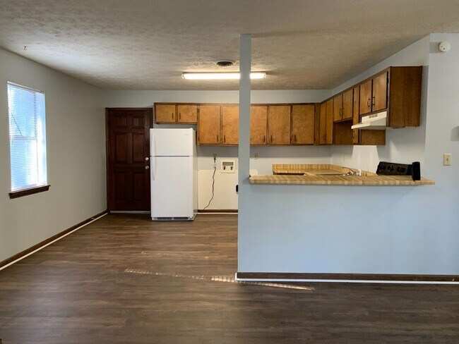 Building Photo - 2 Bedroom Duplex on Eastside!!