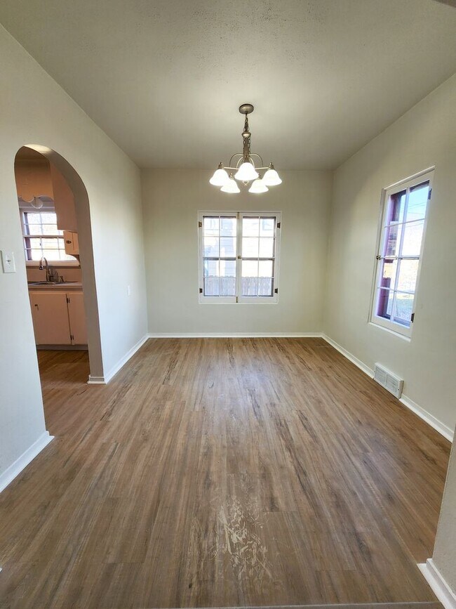 Building Photo - Charming Home with Large Backyard!