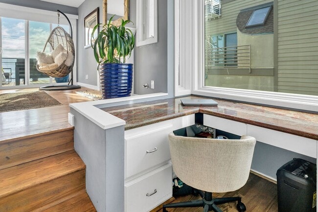 Building Photo - Gorgeous ocean view home at Windansea Beach!