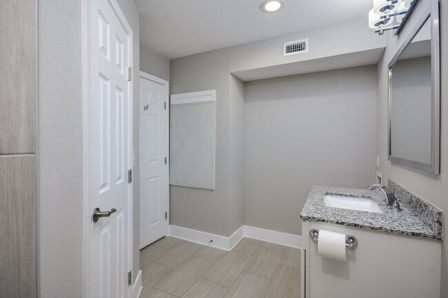 Building Photo - 935 La Posada Dr