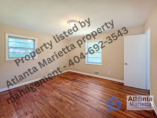 Building Photo - Charming Renovated Ranch on Private Wooded...
