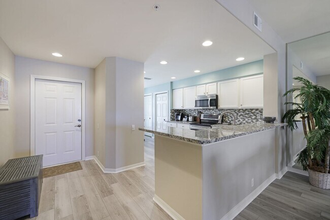 Building Photo - Beautiful Condo with Lake View