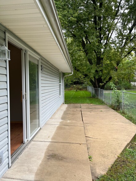patio - 5315 Garden Plain Ave
