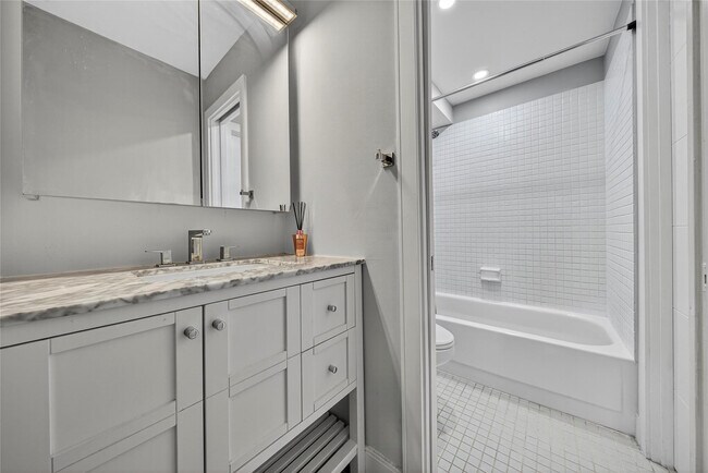 Building Photo - 1800 N Andrews Ave