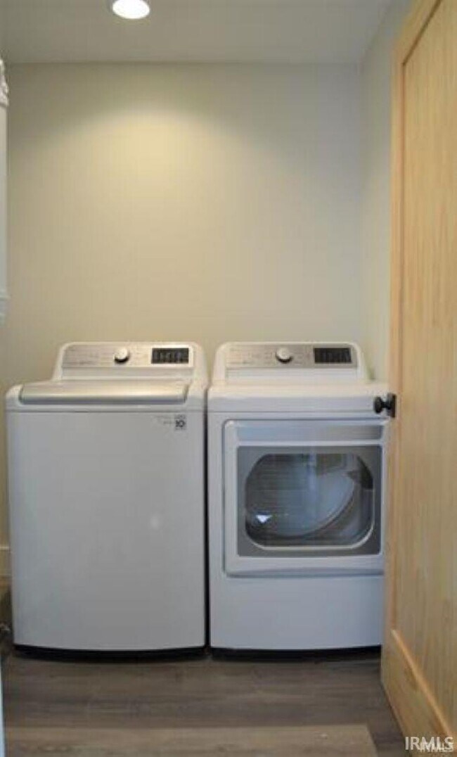 Building Photo - 124 N Bryan Ave