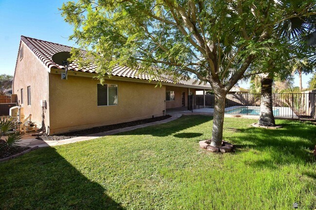 Building Photo - 8406 E Lorenzo Ln