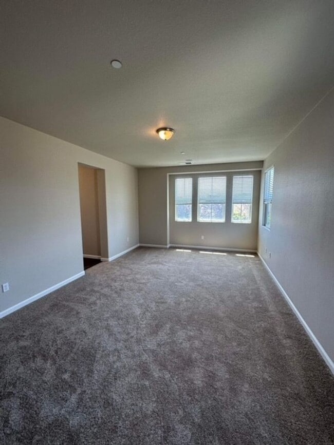 Building Photo - Newer 4 bedroom 3 bath home available