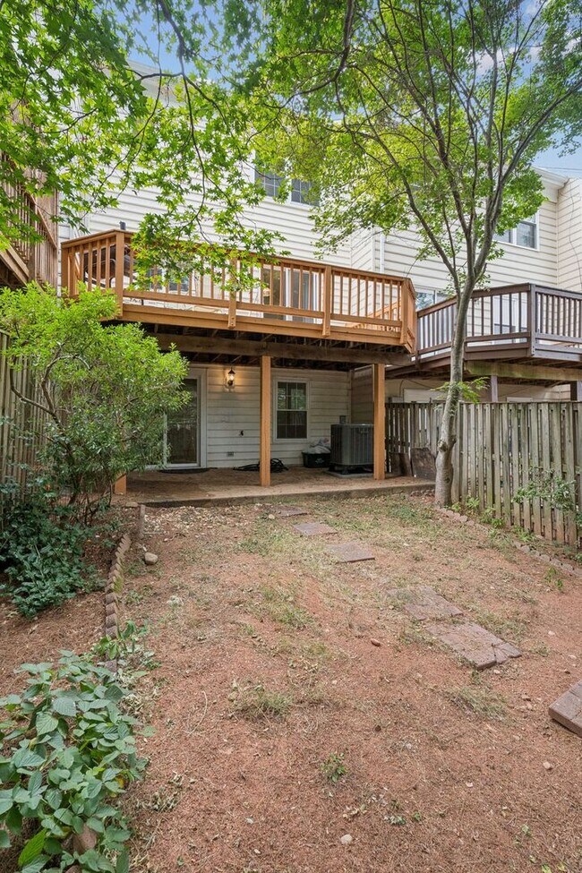 Building Photo - Great Location for schools, shopping and d...