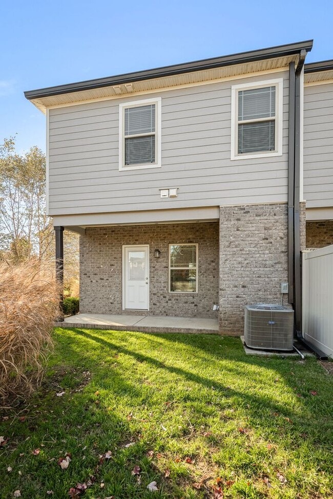 Building Photo - 555 Gresham Ln