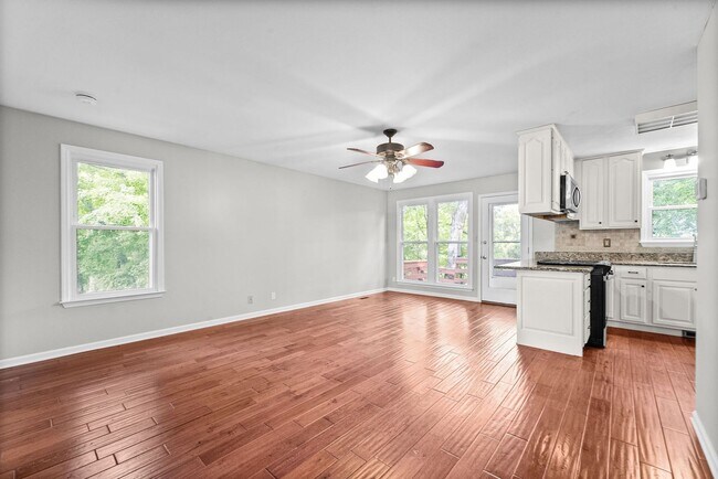 Building Photo - Pet Friendly Three Bedroom!
