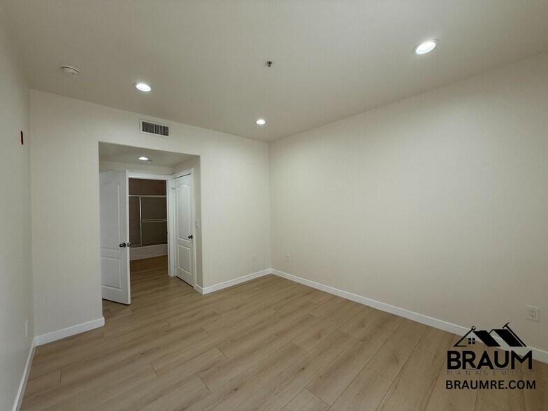 Building Photo - 10849 Fruitland Dr