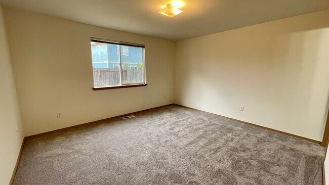 Building Photo - Adorable Open Layout 3BD/2BA Home Located In Town! 2 Living Rooms~Gas Fireplace~Fenced Yard!