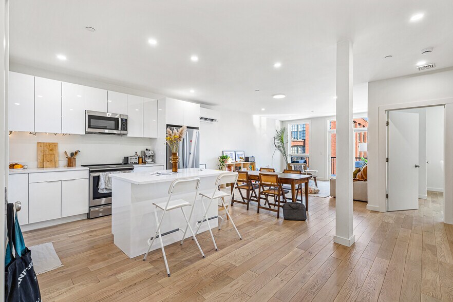 Building Photo - 123 Friendship St