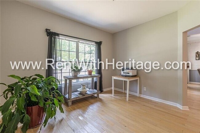 Building Photo - GORGEOUS 4 BEDROOM / 2.5 BATH WITH ALL THE UPGRADES IN POULAR KINGSWOOD SWIM / TENNIS COMMUNTY