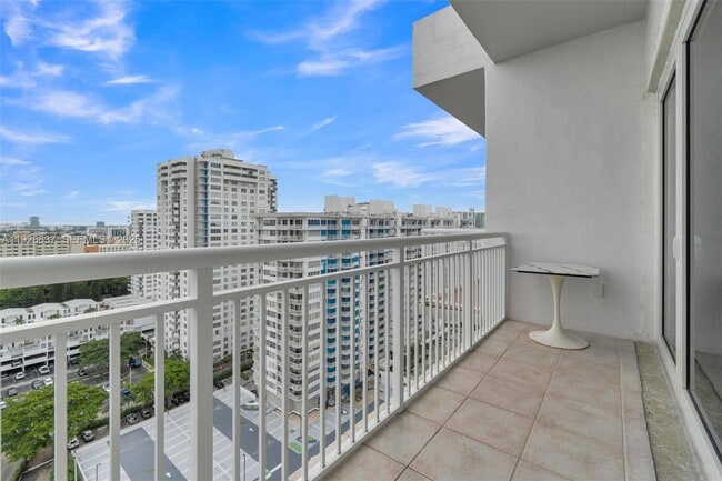 Building Photo - 18011 Biscayne Blvd