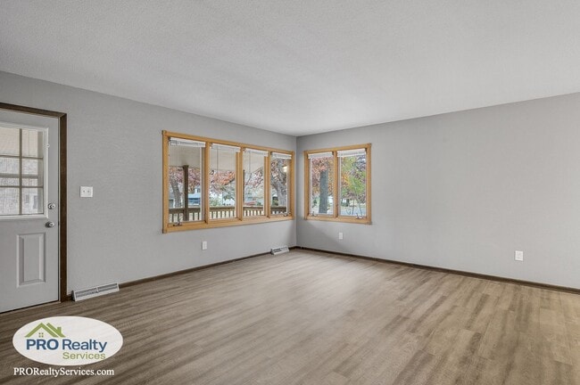 Building Photo - 5 Bedroom Home in Chisago City