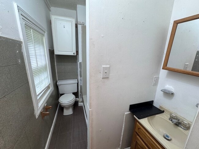 Building Photo - 922 S 27th St