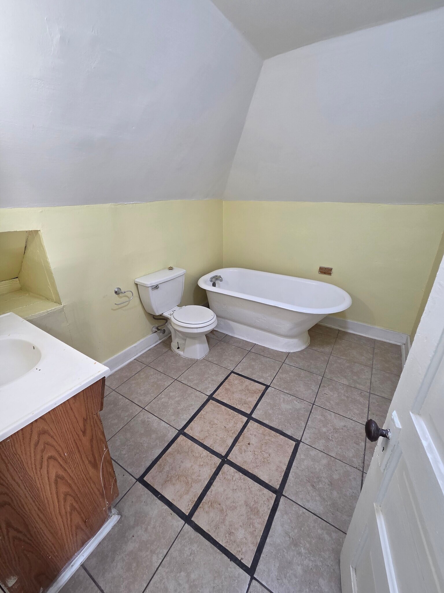 Building Photo - 1094 Williams St