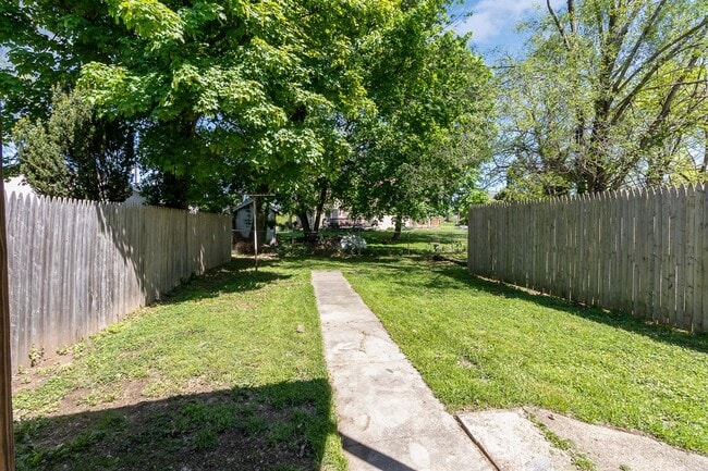 Building Photo - 2 bedroom home in Carlisle!
