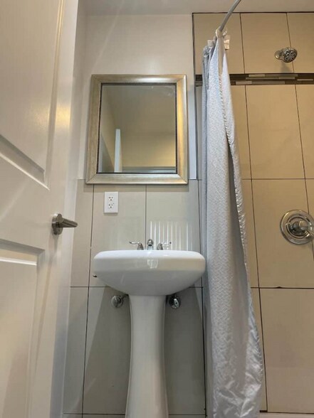 Building Photo - 14836 Archwood St