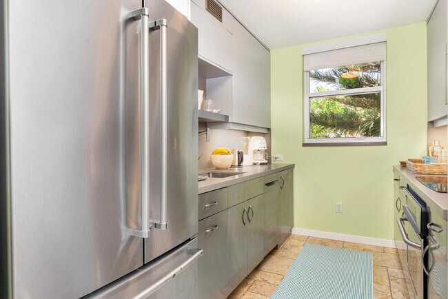 Building Photo - 401 Peruvian Ave