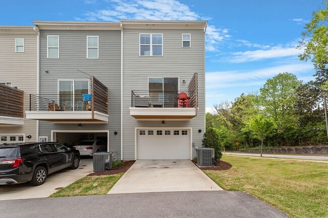 Building Photo - Stunning 3BD, 3.5BA Raleigh Townhome on a ...