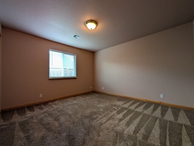 Building Photo - Great 3 bed/2bath home with bonus space and fenced in yard!