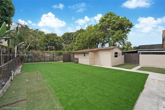 Building Photo - 166 E 17th St