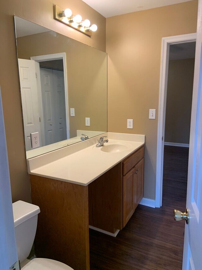 Building Photo - 2 bedroom townhome in Chelsea Commons