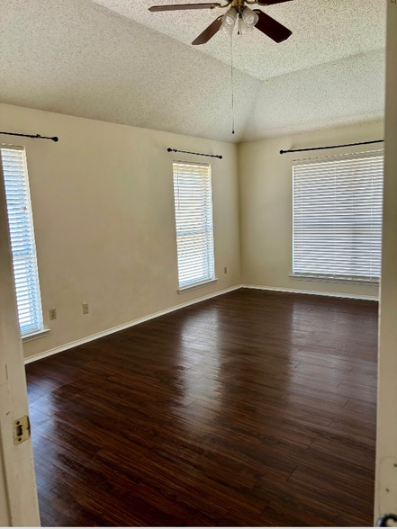 Building Photo - 2202 Bowie Ln